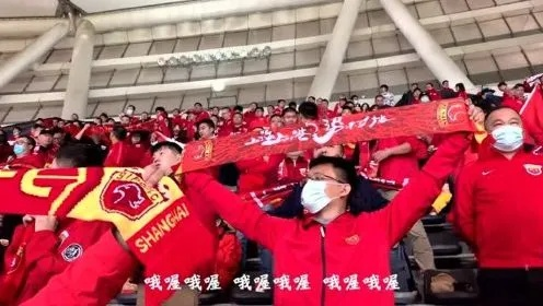 上港vs恒大球迷 热血对决场上球迷争锋-第2张图片-www.211178.com_果博福布斯